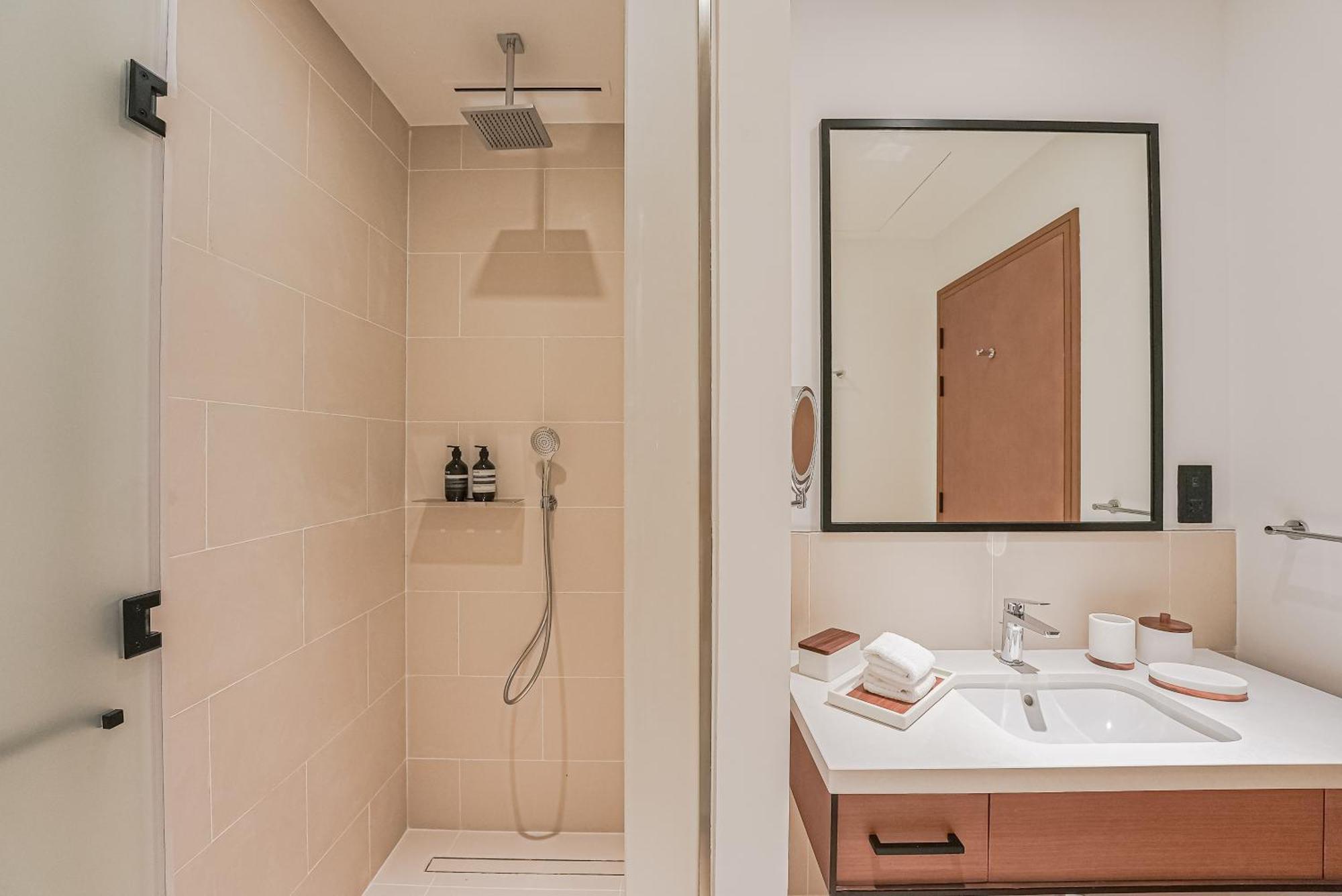 Modern 2Br High Floor Haven In Vida Dubai Marina Apartment Bagian luar foto
